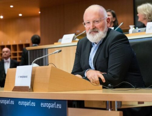 Frans Timmermans a Taranto: “Creare acciaio pulito è possibile. Non sacrificare nemmeno un bambino”