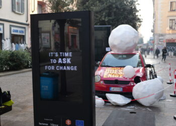 Cambiamento climatico: un’auto distrutta da giganteschi chicchi di grandine alla Milano Fashion Week