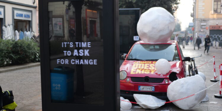 Cambiamento climatico: un’auto distrutta da giganteschi chicchi di grandine alla Milano Fashion Week