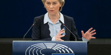 Ue, von der Leyen: nessuna retromarcia sul Green Deal con un nuovo “Patto per l’Industria Pulita”