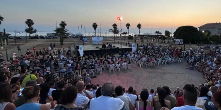 Il procuratore Nicola Gratteri racconta la ‘ndrangheta, Piazza Stella Maris di Tortora gremita per l’incontro con il magistrato calabrese – 16 agosto 2024