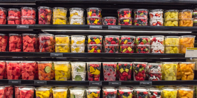 Quasi la metà (46%) dei prodotti alimentari dei supermercati italiani sono confezionati con plastica non necessaria