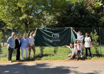 Scuola “Don Bondi”, Spilamberto (Modena): rigenerato il giardino didattico con 250 piante. Tanti bambini presenti all’inaugurazione del cortile