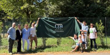 Scuola “Don Bondi”, Spilamberto (Modena): rigenerato il giardino didattico con 250 piante. Tanti bambini presenti all’inaugurazione del cortile