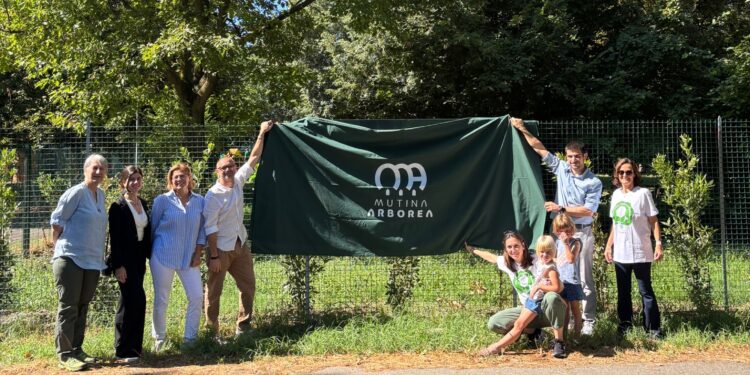 Scuola “Don Bondi”, Spilamberto (Modena): rigenerato il giardino didattico con 250 piante. Tanti bambini presenti all’inaugurazione del cortile