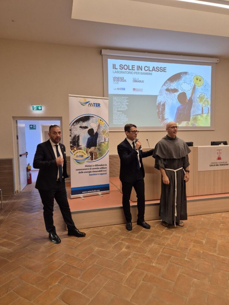 Il presidente Giovannini con il direttore Becagli ringraziano per la squisita ospitalità fra Giulio Cesareo, direttore comunicazione Basilica Papale e Sacro Convento di San Francesco in Assisi