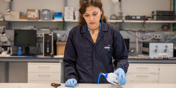 Un aiuto contro siccità e inquinamento: sviluppato idrogel che fa crescere piante a impatto zero nel laboratorio di Unibz