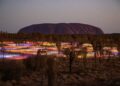 Uluru celebra 40 anni dalla restituzione al popolo Anangu: il cuore sacro dell’Australia apre un nuovo capitolo nel turismo aborigeno