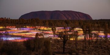Uluru celebra 40 anni dalla restituzione al popolo Anangu: il cuore sacro dell’Australia apre un nuovo capitolo nel turismo aborigeno