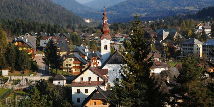 Giornata dedicata alla pulizia e alla raccolta in zone pubbliche e naturali con due punti di ritrovo a Fusine in Valromana e a Camporosso in Valcanale